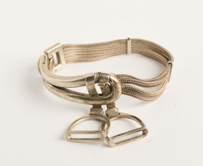 bracelet en métal argenté muni d'une boucle et d'un fermoir en métal