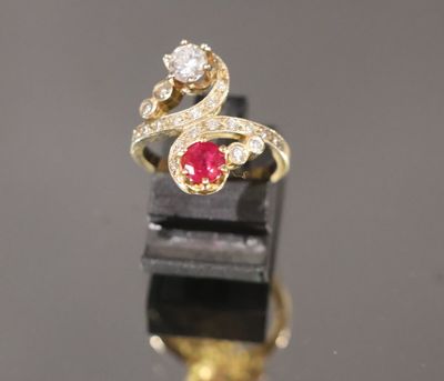 une image représentant une bague en or sertie d'un rubis et d'un diamant