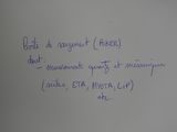 une écriture manuscrite sur une feuille de papier blanc comportant des inscriptions en violet