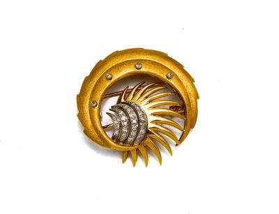 une image d'une broche en or et diamants sur fond blanc