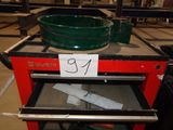 un saladier vert posé sur une cuisinière rouge