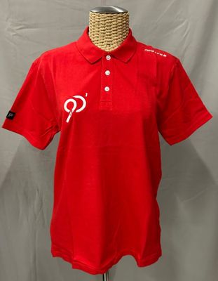un polo rouge orné de la lettre « p »