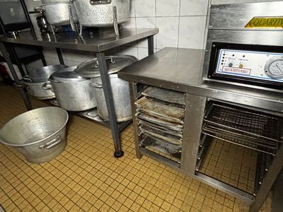une photo d'une cuisine professionnelle avec de nombreuses casseroles et poêles