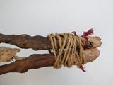 une corde enroulée autour d'un morceau de bois accroché à une branche
