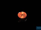 un losange orange sur fond noir