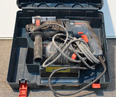 une boîte à outils contenant une perceuse et d'autres outils