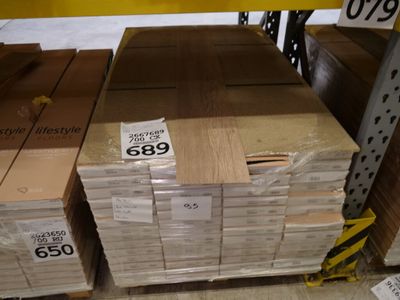 de nombreuses caisses en bois sur les étagères du magasin