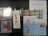 de nombreux timbres et enveloppes de toutes sortes sur la table