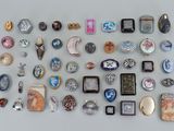 de nombreux types de bijoux exposés sur le mur