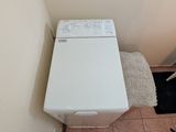 une machine à laver et un sèche-linge blancs dans un coin de la salle de bains