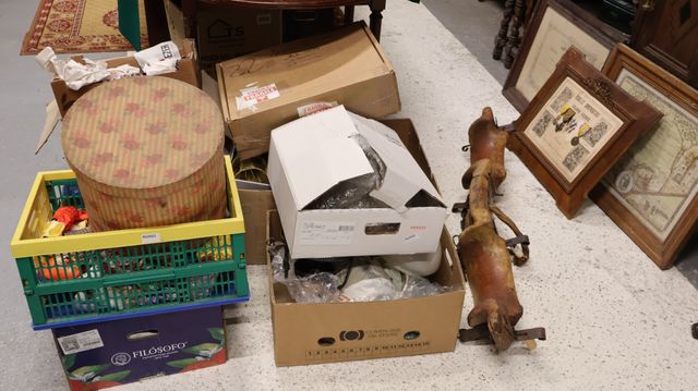 Important lot de brocantes, vinyles 33tour, suspensions, cadres d...