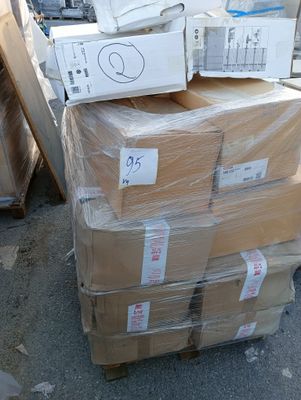 de nombreux cartons empilés les uns sur les autres dans la rue