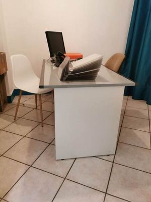 Bureau. 2 chaises de bureau