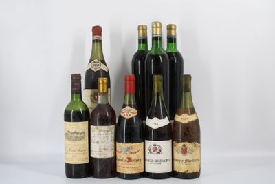 plusieurs bouteilles de vin sont alignées sur une surface blanche