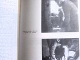 un livre ouvert avec des images d'un homme et d'un chien