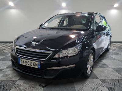la photo d'une voiture noire garée sur un sol en damier