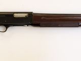 gros plan d'un fusil sur une surface blanche