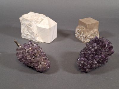 trois types de cristaux différents sont présentés sur une surface grise