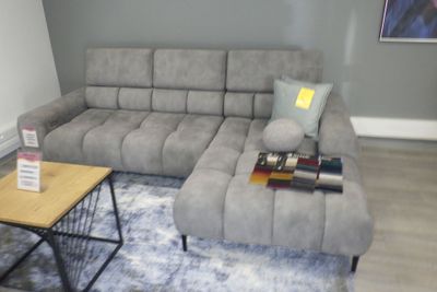 un canapé et une table basse dans un salon