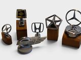 de nombreux types d'emblèmes et de trophées automobiles exposés