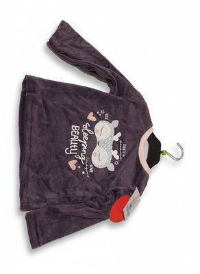 sweat à capuche violet avec un ours en peluche sur le devant et un cœur rouge dans le dos