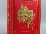 un vieux livre à la couverture rouge et aux lettres dorées
