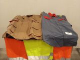 une pile de vêtements posée sur une palette dans un entrepôt