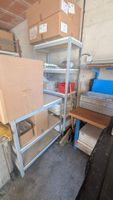 Dans un garage en face : Ensemble de Mobilier à l'entrée du … (photo 5)