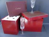 une boîte rouge avec un verre à vin et une boîte contenant un verre à vin