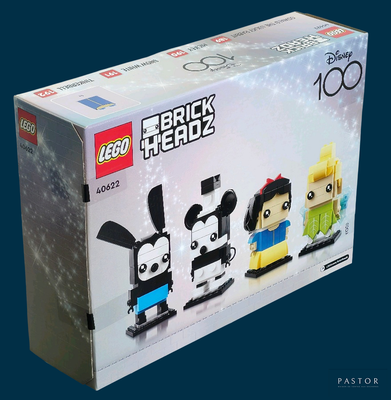 une boîte de Lego posée sur une table