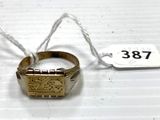 une photo d'une bague à laquelle est accrochée une étiquette de prix