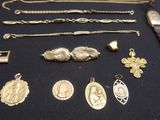 un assortiment de bijoux en or posés sur une surface noire
