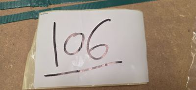 un bout de papier sur lequel est dessiné un chiffre