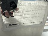 un gros plan d'une plaque métallique fixée sur le côté d'une machine