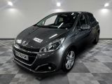 la voiture grise est garée sur un sol en damier dans le garage