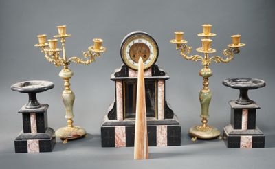 quatre types différents d'horloges et de bougies sur la table