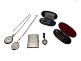 un écrin en argent contenant une montre, une montre de poche, une autre montre de poche et un collier