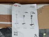 une boîte en carton contenant divers objets