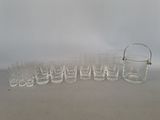 six verres et un seau sont alignés sur une table