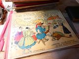 beaucoup de livres posés sur une table, avec un chat en arrière-plan