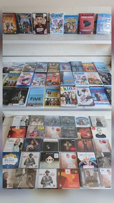 beaucoup de DVD sur les rayons du magasin