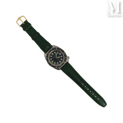 gros plan d'une montre sur fond blanc