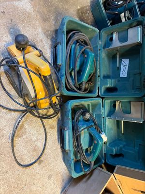many tools that are sitting on the floor together