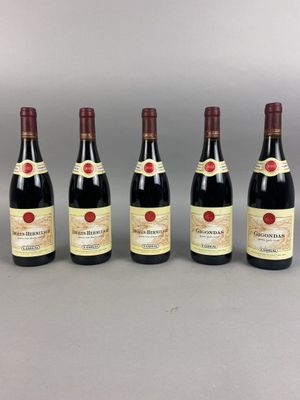 six bouteilles de vin sont alignées sur une table