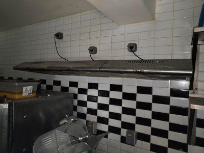 un mur carrelé en noir et blanc dans une cuisine
