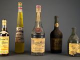 plusieurs bouteilles de vin sont alignées sur une table