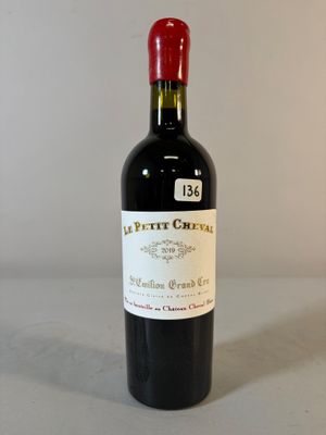 une bouteille de vin posée sur une table