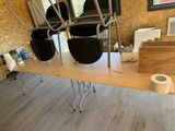 une table sur laquelle se trouvent plusieurs chaises et un rouleau de papier toilette