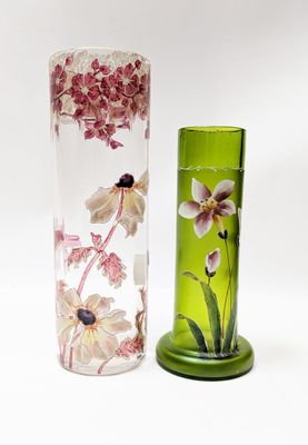 deux vases décorés de fleurs, placés l'un à côté de l'autre