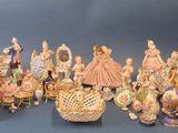 un grand nombre de figurines posées sur une table